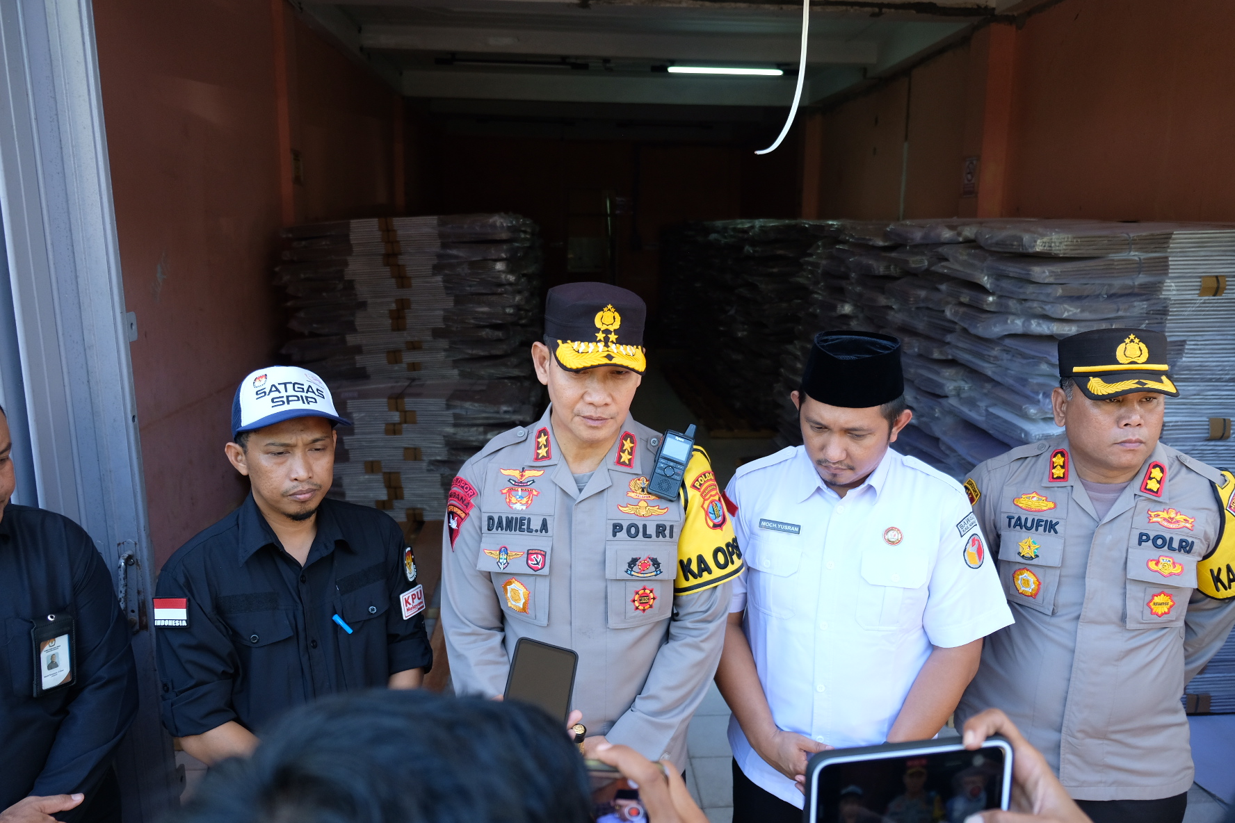 Kapolda Kalimantan Utara Kunjungi Gudang Logistik KPU Di Kabupaten Nunukan : Pastikan Keamanan dan Kelancaran Proses